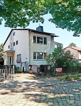 Leerstehendes Zweifamilienhaus mit Einliegerwohnung und Garagenanbau auf großem Grundstück - Berlin