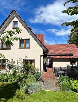 Großzügiges 1-2Familienhaus, überwiegend renoviert, mit 40m² Garage in guter Lage von Uhingen. - Uhingen