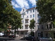 Stilvolle 2-Zimmer-Altbauwohnung mit Stuck und Balkon in begehrter Charlottenburger Lage - Berlin