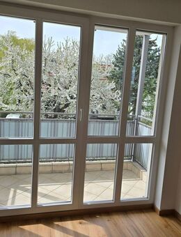 Weiter unverbauter Blick in die Stadt u. bis Radebeul, sonnige 2-RW mit West-Balkon u. Einbauküche in Dresden Briesnitz - Dresden