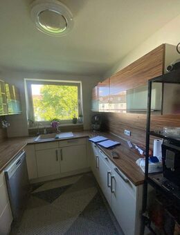 Sanierte 2-Zimmer-Wohnung in Frankfurt-Harheim 2 Balkone, Parkett, Küche, Elektr. Rolläden - Frankfurt (Main)