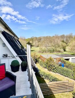 Topgepflegte Dachgeschoss-Wohnung mit Lift, Einbauküche und Loggia mit Ausblick ins Grüne sowie kompletter Möblierung in Bad Zwischenahn-zentral - Bad Zwischenahn