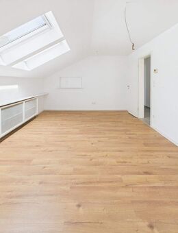 Hell und modern: Vollständig renovierte Dachgeschosswohnung in attraktiver Lage - Düren