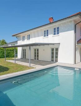 Mediterrane Traumvilla mit Außen-Pool, Fitness-Pavillon und Doppelgarage - Pocking