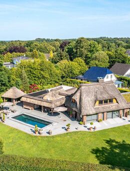 Reetgedecktes Juwel bei Kiel: Exklusivität trifft Naturidylle mit Seeblick und Infinity Pool - Wattenbek