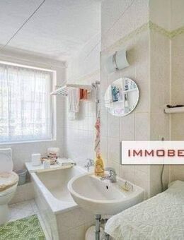 IMMOBERLIN.DE - Attraktive Wohnung mit Pkw-Stellplatz in zentraler Stadtteillage nahe WISTA - Berlin