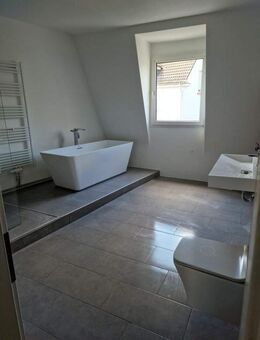 Charmante Dachgeschosswohnung mit hochwertiger Sanierung - 4 Zimmer, 106 m², vermietet - Remscheid