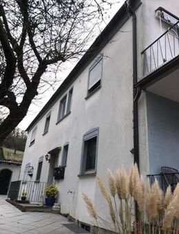 Großes Mehrfamilienhaus mit Garten, Terrasse und Grundstücksteilungsmöglichkeit für einen Bauplatz in Gerbrunn - Gerbrunn