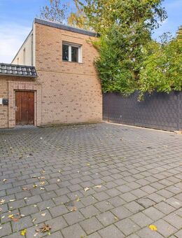 Solide Kapitalanlage - Haus mit drei kleinen Wohneinheiten und 3 Stellplätzen - Düren