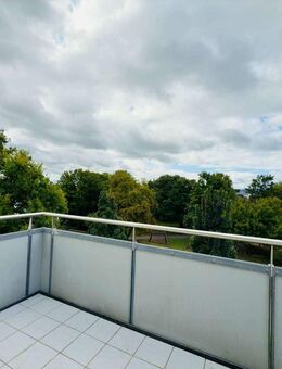 Lichtdurchflutete DG-Wohnung in ruhiger Lage von Kornwestheim - Kornwestheim