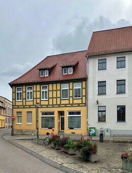 HISTORISCHES FACHWERKHAUS MIT 9 WOHNEINHEITEN UND 1 GEWERBEEINHEIT AM MARKT - Burg (Sachsen-Anhalt)