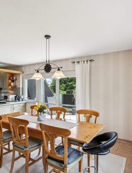 Großzügiges Einfamilienhaus mit modernem Anbau, Doppelgarage u. traumhaftem Garten in Dotternhausen - Dotternhausen