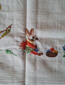 Süße handgestickte Tischdecke mit Osterhasen und Enten Vintage in 63584