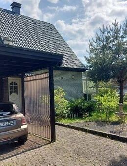 Attraktives, freistehendes Einfamilienhaus mit Keller und 2 Garagen zu verkaufen! - Bielefeld