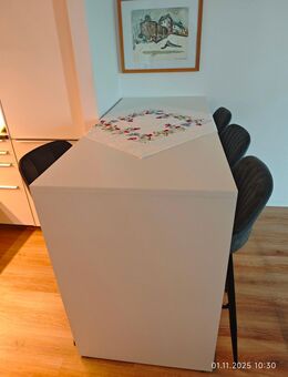 Weißer Bartisch - Frankfurt (Main) Bonames