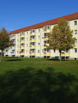 Großes Wohnzimmer mit Balkonzugang - Borna