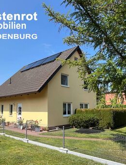 EINFAMILIENHAUS MIT NEUER HEIZUNG + SOLARTHERMIE + EINBAUKÜCHE + ZWEI BÄDER + DOPPEL-CARPORTANLAGE - Torgelow