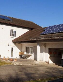 Idyllisches Zweifamilienhaus mit großem Grundstück und Reitplatz - Erharting