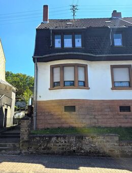 Altbau-Charme neu entdecken - Haushälfte mit Raum für Ideen. Historischer Charakter trifft auf großes Potenzial. - Quierschied