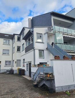 Leverkusen Quettingen, Zentrale Lage, 3 Familienhaus mit Innenhof, 3 PKW Garagenstellplätze und einem Garten- Haus - Leverkusen