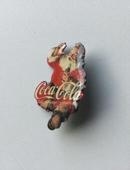Coca-Cola Sammler Pin Sitzender Santa mit Flasche - Fulda