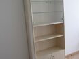 Vitrinenschrank aus Massivholz, Holz-Glas-Kombination in 8810