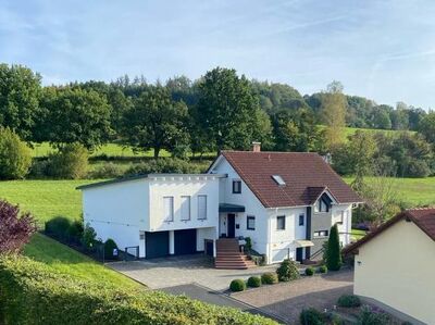 Fantastisch gelegenes Einfamilienhaus mit erweitertem Garagengebäude und PV-Anlage