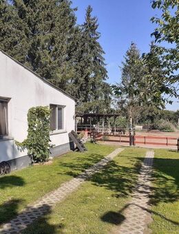 Mit Ruhe und viel Landluft, Hoffläche am Dorfrand!!! - Krien