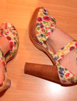 H&M Blümchen Sandalen, Sandaletten, floral, Plateau, Gr. 38 - Düsseldorf