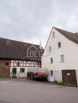Großzügiges Haus mit Scheune, Garagen und Gestaltungspotenzial - Braunsbach