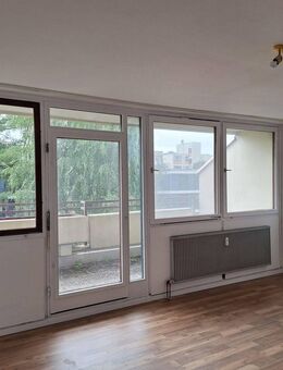1-Zimmer-Wohnung mit Süd-Balkon und Schwimmbadnutzung - Küche & Bad renovierungsbedürftig - Nürnberg