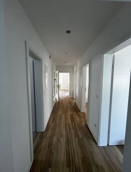 ZU VERMIETEN: Vollständig renovierte Wohnung im 1.OG mit Balkon im 3-Parteienhaus im Soester Westen an der Beamtenlaufbahn - Soest