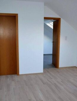 Ruhige Lage - Top renovierte 2-Zimmer-Dachgeschosswohnung in Nürnberg-Fischbach - Nürnberg