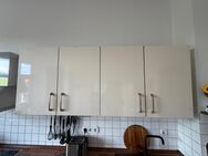 Küche Magnolie hell hochglanz mit Arbeitsplatte in Holzoptik - Mülheim (Ruhr)