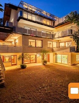 In sehr guter Lage: Gepflegtes Haus mit drei großen Wohneinheiten auf weitläufigem Grundstück - Frankfurt (Main)