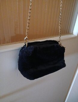 2x plüschhandtaschen schwarz und weiß neu ungetragen - Leverkusen