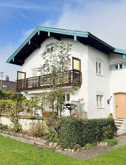 Zentrales Zweifamilienhaus mit großem Garten und drei Garagen in Nähe des Chiemsees - Prien (Chiemsee)