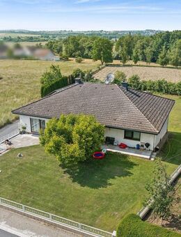 Top gepflegter Bungalow mit Einliegerwohnung und großer Garagenfläche auf traumhaft großem Areal - Münzenberg