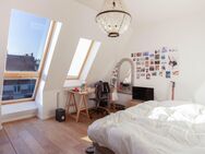 Mitten im Kiez - Geräumige Dachgeschosswohnung mit Sonnenbalkon, großem Bad & Einbauküche - Berlin