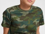 KIDSWORLD T-Shirt in cooler Tarnoptik Kurzarm, stylischer Allover-Druck