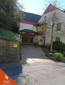 Charmantes Haus mit Nebengebäuden und idyllischem Garten - Hillscheid