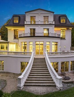 Klassische Eleganz im noblen Herzogpark: Villendomizil über 725 m² mit Lift, Spa/Gym und Tiefgarage - München