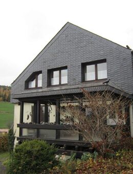 Gepflegtes Einfamilienhaus mit zwei Garagen in guter Wohnlage von Bad Berleburg - Bad Berleburg