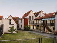 Besonders wohnen in exklusiver Hofanlage - hochwertig saniert, energieeffizient mit Aufzug und Garten in Niederlauer - Bad Neustadt (Saale)