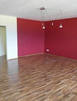 Helle traumhafte große moderne 4 Z.-Whg. m. Super-Aussicht, Badewanne, Balkon, Dusche u. Garagen! - Hessisch Oldendorf
