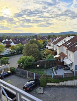 Helle 4-Zimmer-Wohnung mit Westbalkon und Blick in den Taunus - direkt am Marktplatz - Liederbach (Taunus)