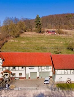 Ihr Rückzugsort in gutem Zustand am Ortsrand: Charmantes Wohnhaus mit Nebengebäude - Meinhard