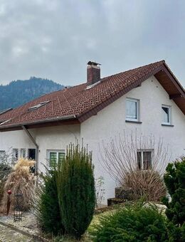 Gepflegtes Zweifamilienhaus mit traumhafter Aussicht in ruhiger Lage von Weisenbach! - Weisenbach