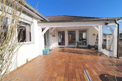 Tiefenbach bei Landshut - Gepflegter Bungalow mit wunderschönem Garten, Pool, Carport und Garage!