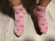 Süße Rosa getragene Socken - Düsseldorf